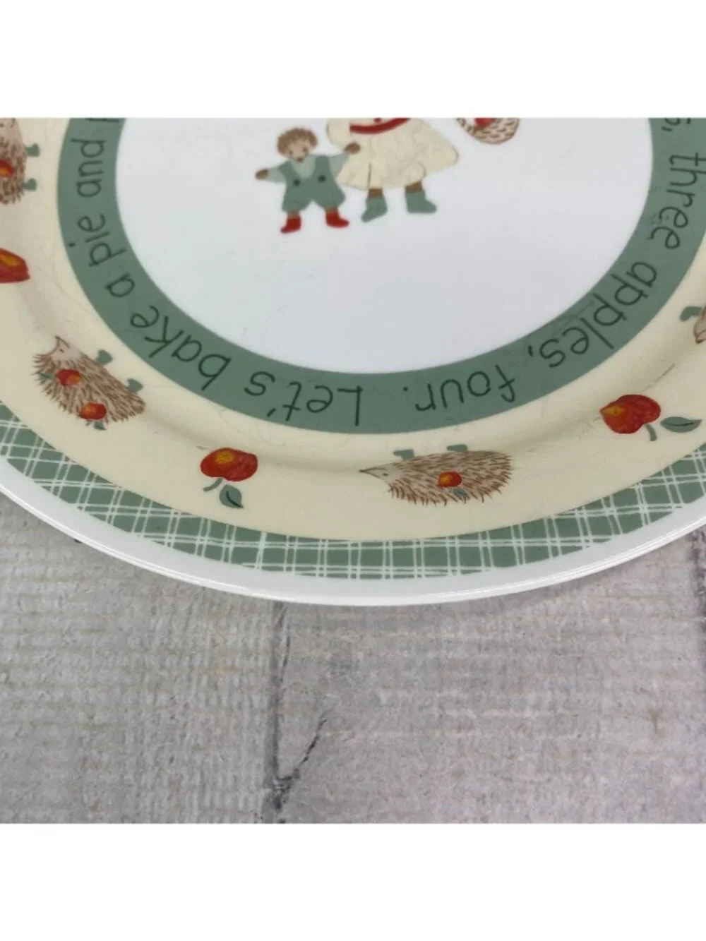 Corelle Red APPLE Hedgehog Break Chip Resistant Green Woven Lunch Plates Set 4